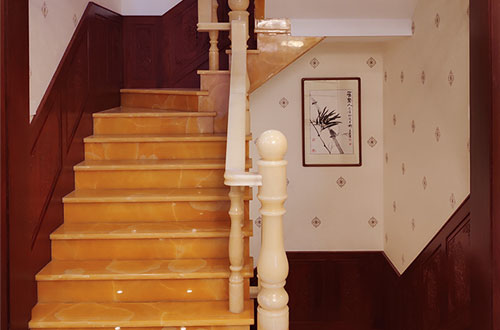 台州中式别墅室内汉白玉石楼梯的定制安装装饰效果