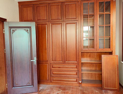 台州中式家庭装修里定制的实木衣柜效果图